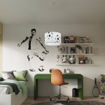 Lampa wisząca Piłka 2-40 w białym kolorze, z wzorem piłek nożnych, zawieszona w pokoju dziecięcym. Widoczna w aranżacji z biurkiem i dekoracjami, w tym maskotkami i książkami na półce. Kąt ujęcia frontalny.