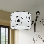 Lampa wisząca Piłka 2-40 w kolorze białym, z kloszem z tworzywa sztucznego, ozdobiona wyciętymi wzorami piłek nożnych. Produkt zawieszony w pokoju, z widoczną częścią ściany z muralem sportowym w tle.