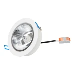 Biała oprawa do zabudowy Redondo 1xGU10 AR111 z okrągłą, lustrzaną czaszą i widocznymi metalowymi uchwytami. Produkt z kablem i złączem, ukazany z boku, idealny do nowoczesnych wnętrz.