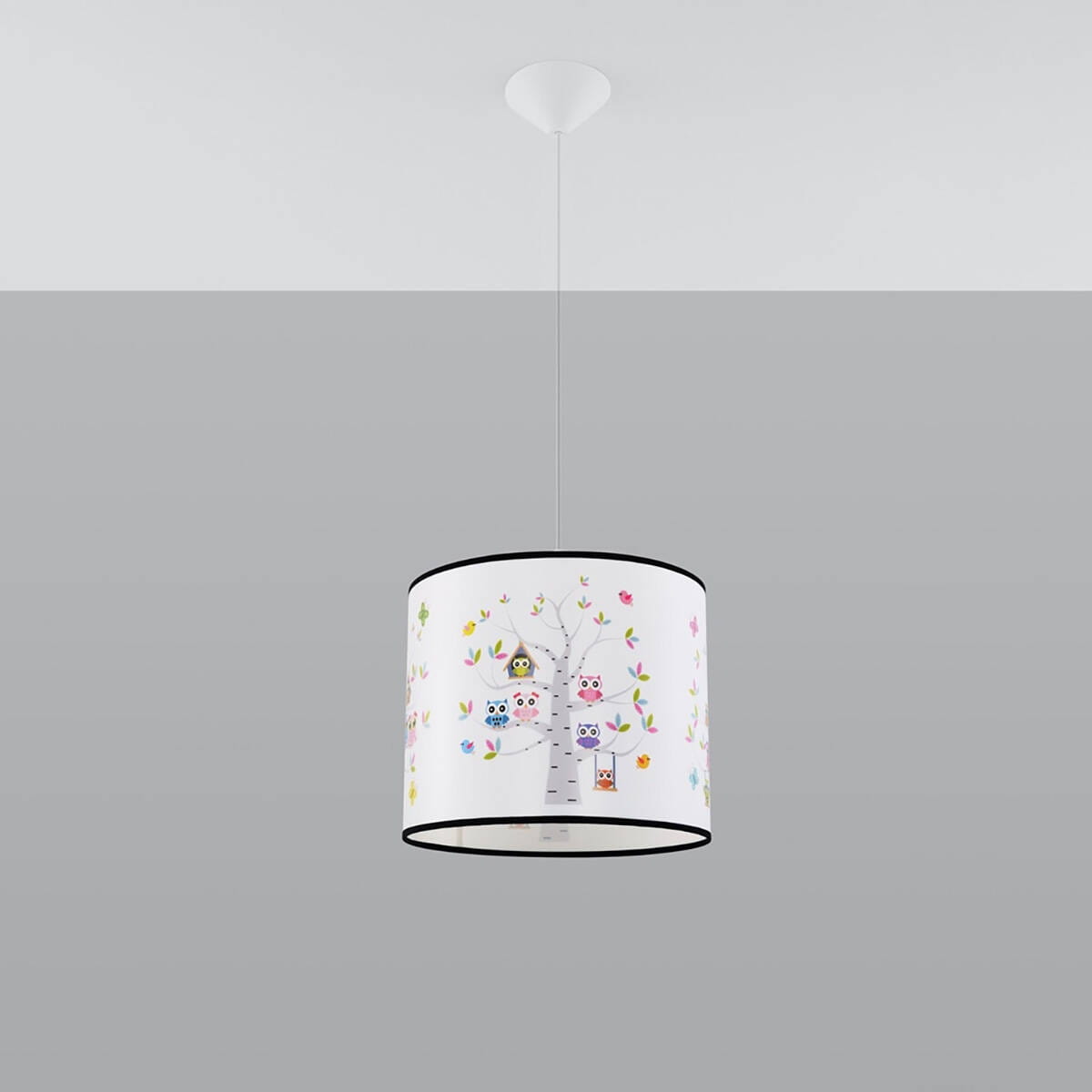 Lampa wisząca Sowa 40 z białym abażurem, ozdobiona kolorowymi sowami i drzewem, z czarną krawędzią. Zawieszona na cienkim przewodzie, montowana do sufitu. Idealna do pokoju dziecięcego.