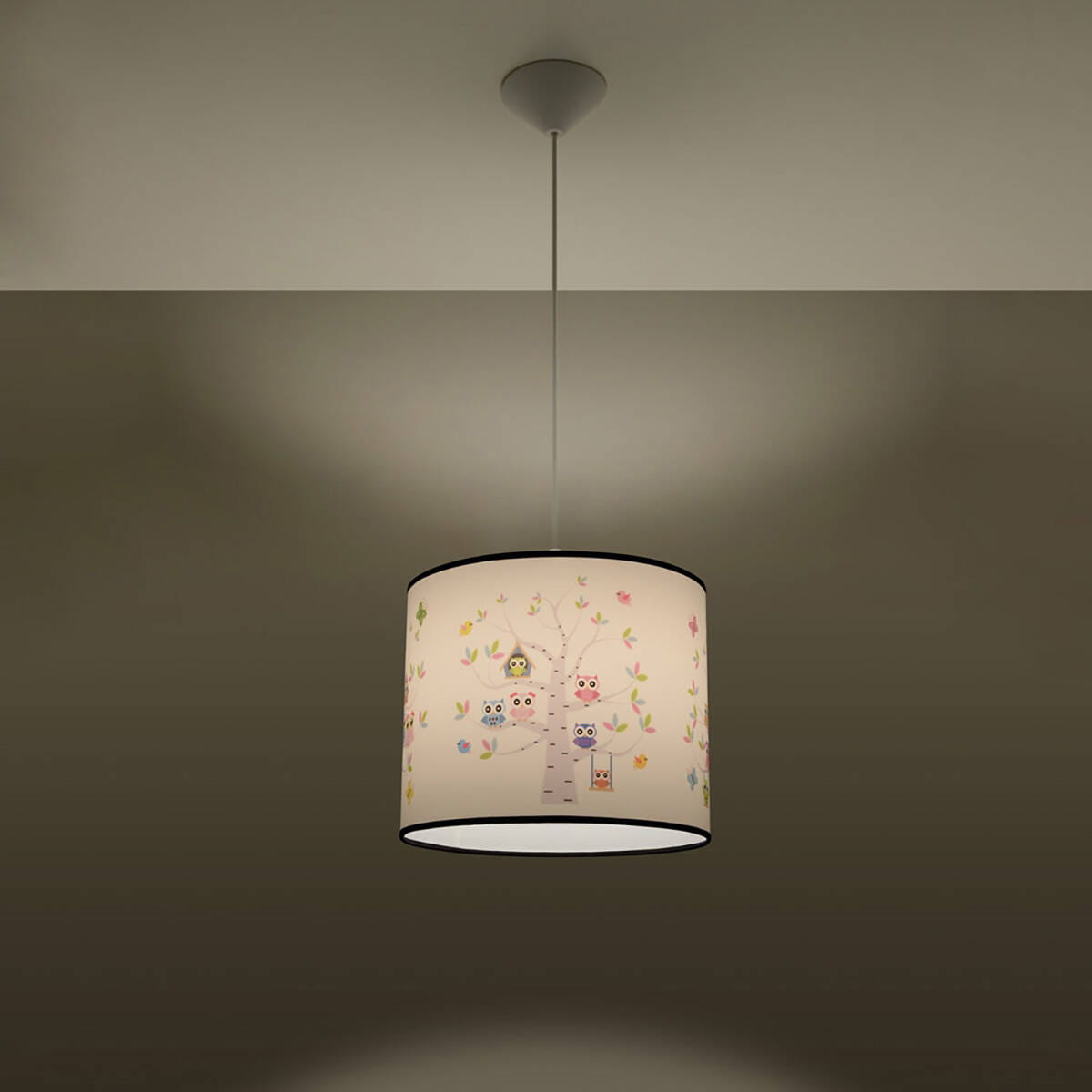 Lampa wisząca Sowa 30 z abażurem w kolorze białym, z motywem sów i drzew, zawieszona na cienkim kablu. Abażur ma czarną krawędź, a w tle widoczna jest jednolita, ciemna powierzchnia. Wymaga żarówki E27.