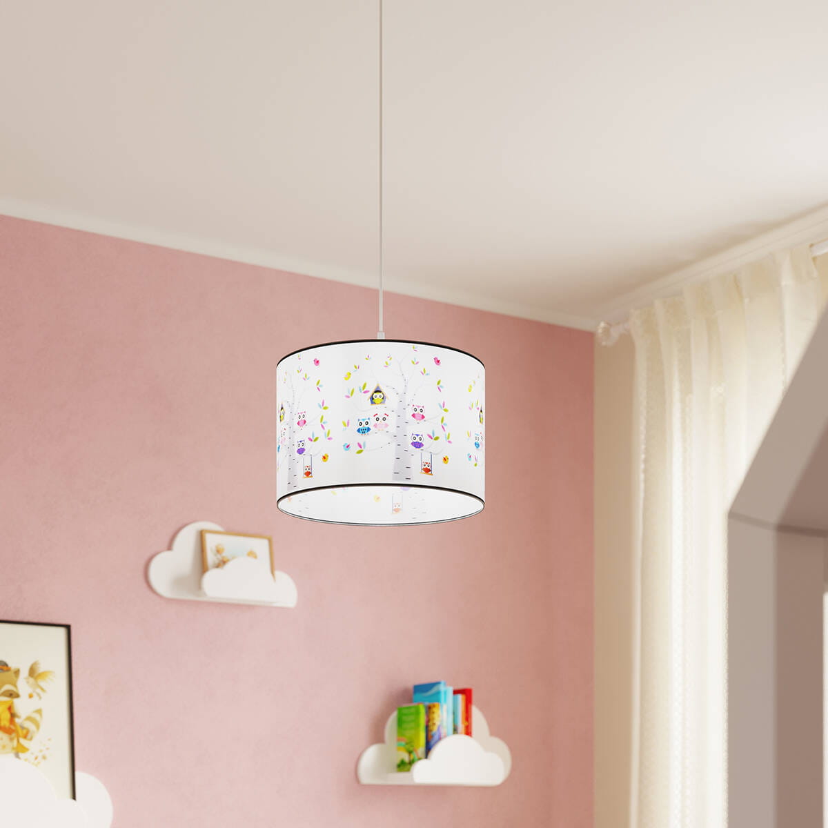 Lampa wisząca Sowa 30 z białym kloszem, zdobiona kolorowymi wzorami sów i kwiatów. Ujęcie z dołu, lampa zawieszona na cienkim przewodzie w jasnym wnętrzu z różową ścianą. Idealna do pokoju dziecięcego.