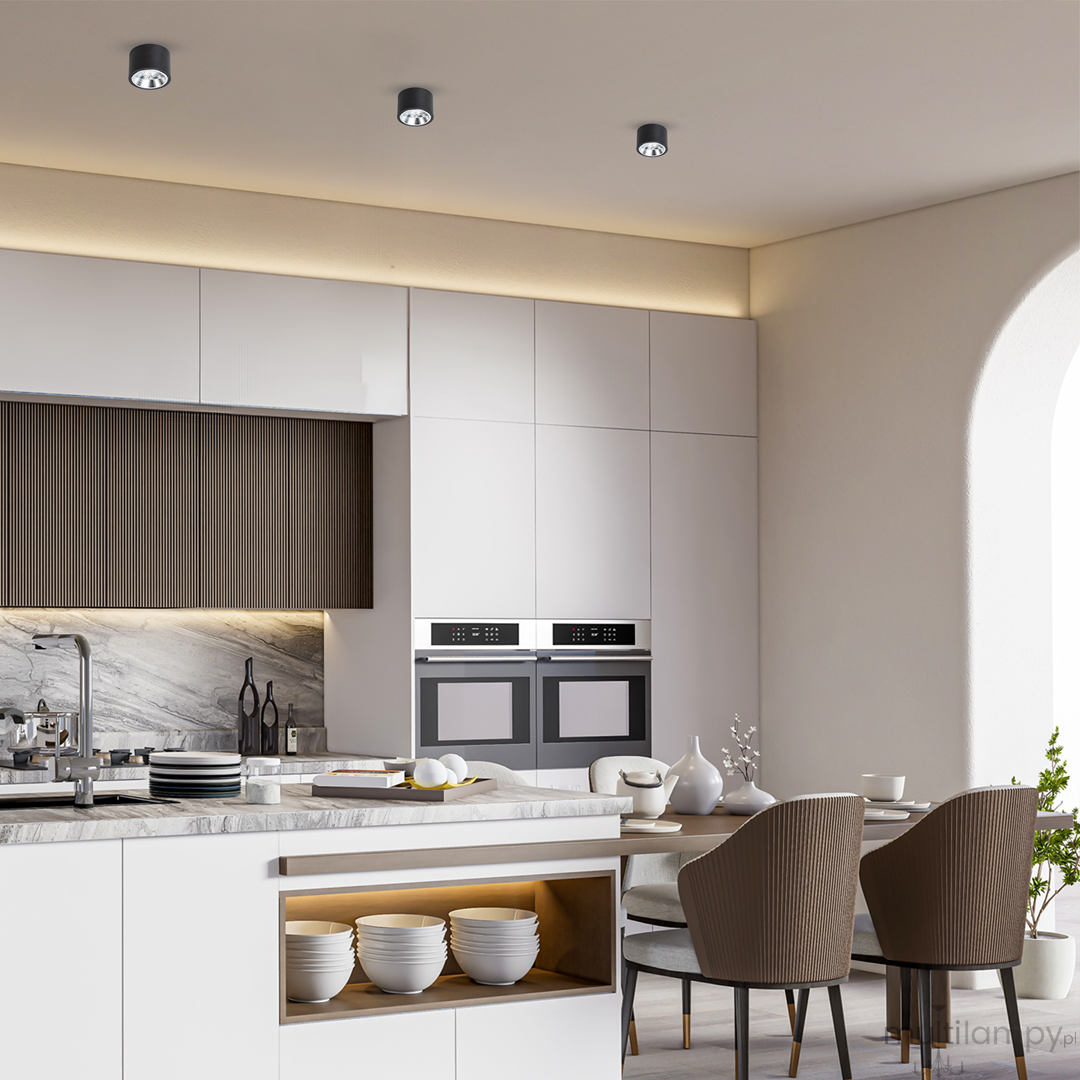 Lampa sufitowa Redondo 1xGU10 AR111 w kolorze czarnym, montowana na suficie, o okrągłym kształcie. W tle nowoczesna kuchnia z białymi meblami, marmurowym blatem i drewnianymi akcentami, co podkreśla stylowe oświetlenie przestrzeni.