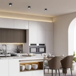 Lampa sufitowa Redondo 1xGU10 AR111 w kolorze czarnym, montowana na suficie, o okrągłym kształcie. W tle nowoczesna kuchnia z białymi meblami, marmurowym blatem i drewnianymi akcentami, co podkreśla stylowe oświetlenie przestrzeni.