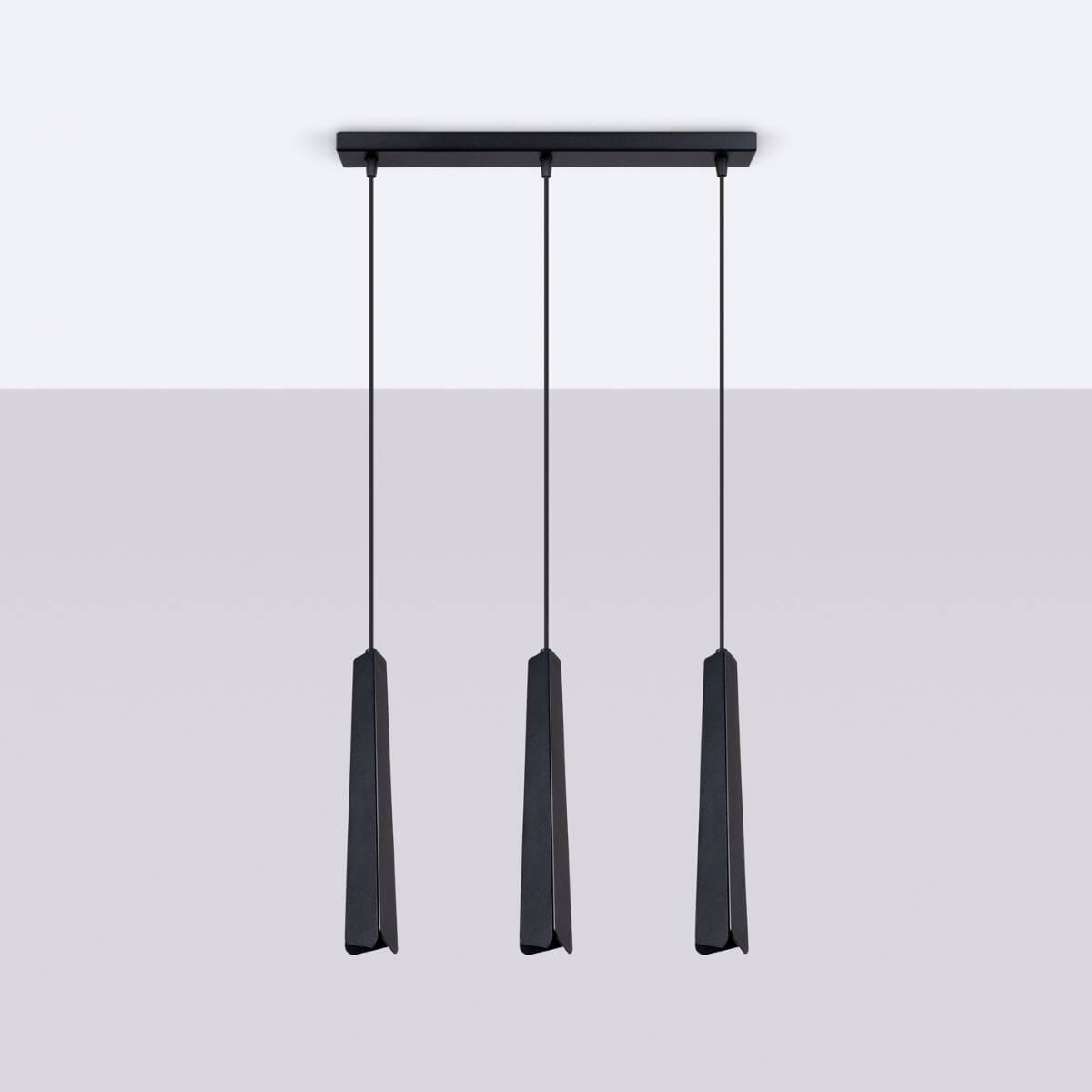Lampa wisząca Prysm 3xG9 w kolorze czarnym, z trzema smukłymi, prostokątnymi kloszami zawieszonymi na cienkich linkach. Ujęcie frontalne, prezentujące równą wysokość kloszy w minimalistycznym stylu, na jasnym tle.