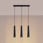 Czarna lampa wisząca Prysm z trzema źródłami światła G9, zawieszona na cienkich linkach, z geometrycznymi kloszami w formie wydłużonych trójkątów. Produkt umieszczony na jednolitym tle, w stylowym wnętrzu.
