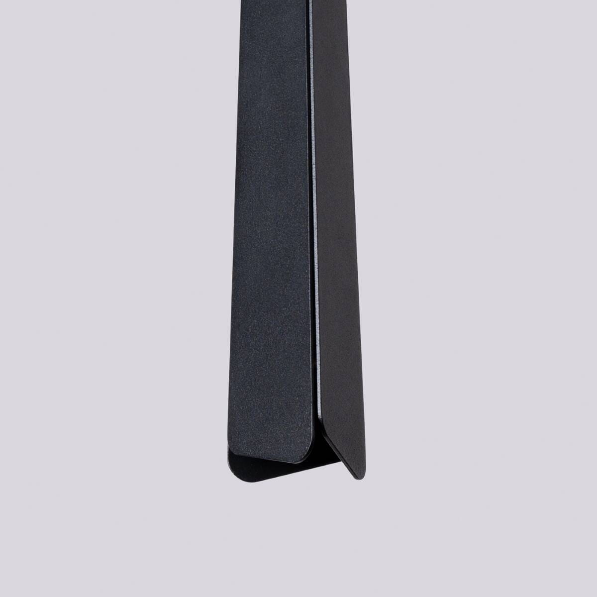 Czarna lampa wisząca Prysm z trzema gniazdami G9, widoczna pod kątem, z prostokątnym, minimalistycznym kształtem. Materiał matowy, gładki, z wyraźnymi krawędziami. Tło w jasnym odcieniu, co podkreśla elegancki wygląd lampy.