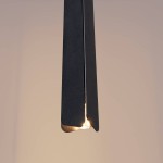 Lampa wisząca Prysm 3xG9 w kolorze czarnym, o prostokątnym kształcie, zawieszona w pionie. Wnętrze klosza odsłania źródło światła, a struktura ma matowe wykończenie. Tło w jasnym odcieniu, co podkreśla elegancki wygląd lampy.