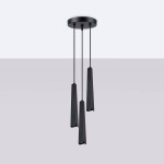 Lampa wisząca Prysm 3P w kolorze czarnym z trzema prostokątnymi kloszami, zawieszona na długich linkach. Ujęcie frontalne, mocowana do sufitu, minimalistyczny design. Idealna do nowoczesnych wnętrz.
