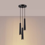 Lampa wisząca Prysm 3P w kolorze czarnym z trzema źródłami światła G9, zawieszona na długich, czarnych linkach. Abajur ma nowoczesny, geometryczny kształt, z widocznymi źródłami światła na końcach. Montaż sufitowy, w minimalistycznym stylu.