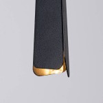 Lampa wisząca Prysm 3P z trzema gniazdami G9, w kolorze czarnym. Zbliżenie na klosz o prostokątnym kształcie z matową powierzchnią i złotym wnętrzem, zawieszony pod kątem. Tło jasnoszare, minimalistyczne.