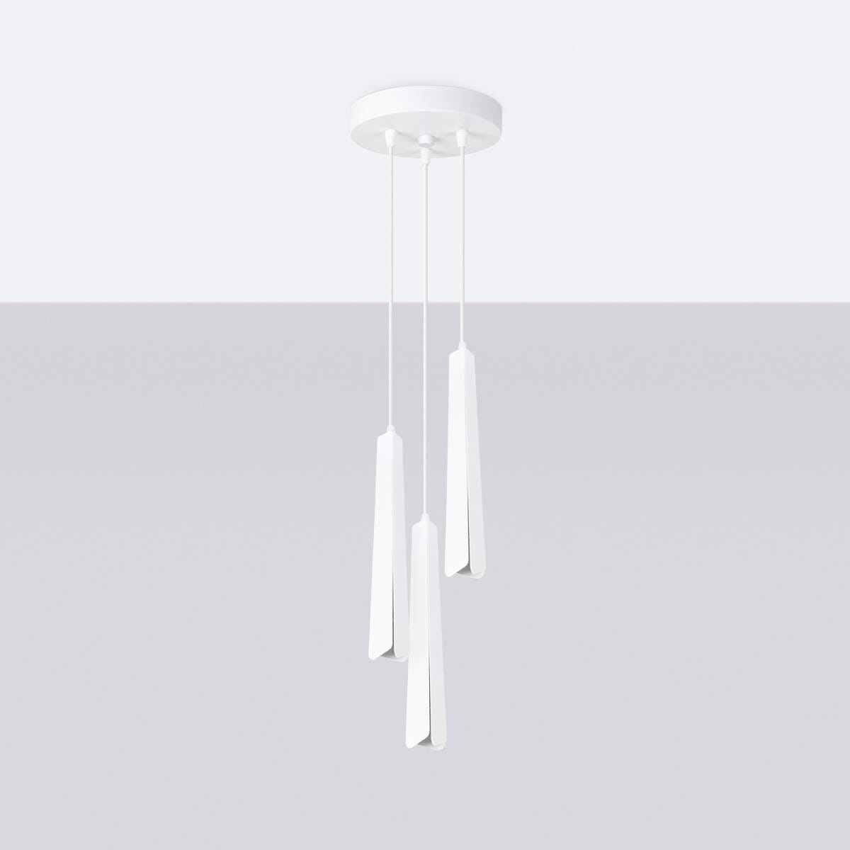 Lampa wisząca Prysm 3P z trzema źródłami światła G9, w kolorze białym. Posiada minimalistyczny design z trójkątnymi, asymetrycznymi kloszami zwisającymi na cienkich linkach. Ujęcie z dołu, na jednolitym, jasnym tle.