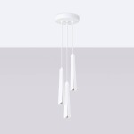 Lampa wisząca Prysm 3P z trzema źródłami światła G9, w kolorze białym. Posiada minimalistyczny design z trójkątnymi, asymetrycznymi kloszami zwisającymi na cienkich linkach. Ujęcie z dołu, na jednolitym, jasnym tle.