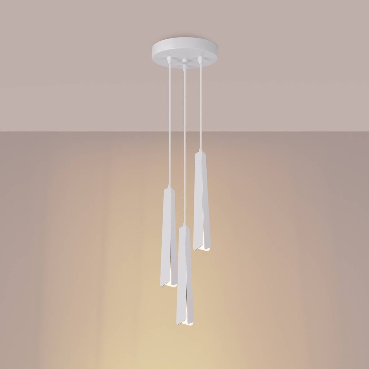 Lampa wisząca Prysm 3P, z trzema źródłami światła G9, w minimalistycznym stylu. Białe, prostokątne klosze zwisają na cienkich linkach z okrągłego mocowania sufitowego. Tło w odcieniach beżu, podkreślające nowoczesny design.
