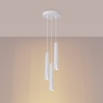 Lampa wisząca Prysm 3P, z trzema źródłami światła G9, w minimalistycznym stylu. Białe, prostokątne klosze zwisają na cienkich linkach z okrągłego mocowania sufitowego. Tło w odcieniach beżu, podkreślające nowoczesny design.