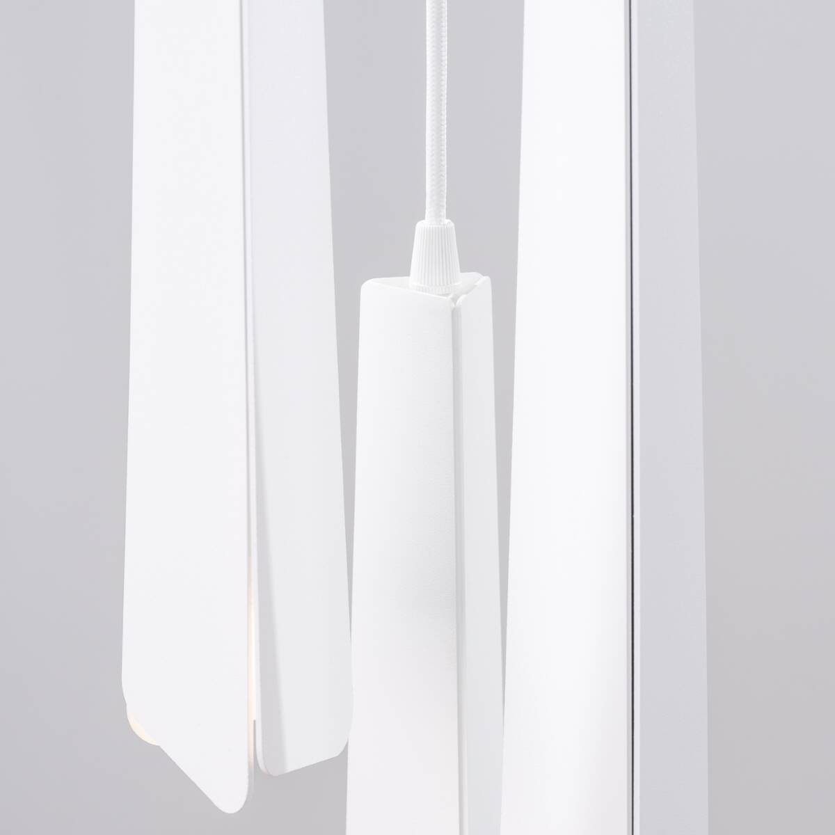 Lampa wisząca Prysm 3P w kolorze białym, z trzema źródłami światła G9. Wyposażona w proste, smukłe ramiona i cienki przewód. Widok zbliżony na detale konstrukcji oraz mocowanie. Tło szare, podkreślające elegancki design.