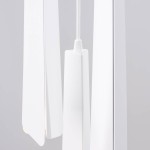 Lampa wisząca Prysm 3P w kolorze białym, z trzema źródłami światła G9. Wyposażona w proste, smukłe ramiona i cienki przewód. Widok zbliżony na detale konstrukcji oraz mocowanie. Tło szare, podkreślające elegancki design.