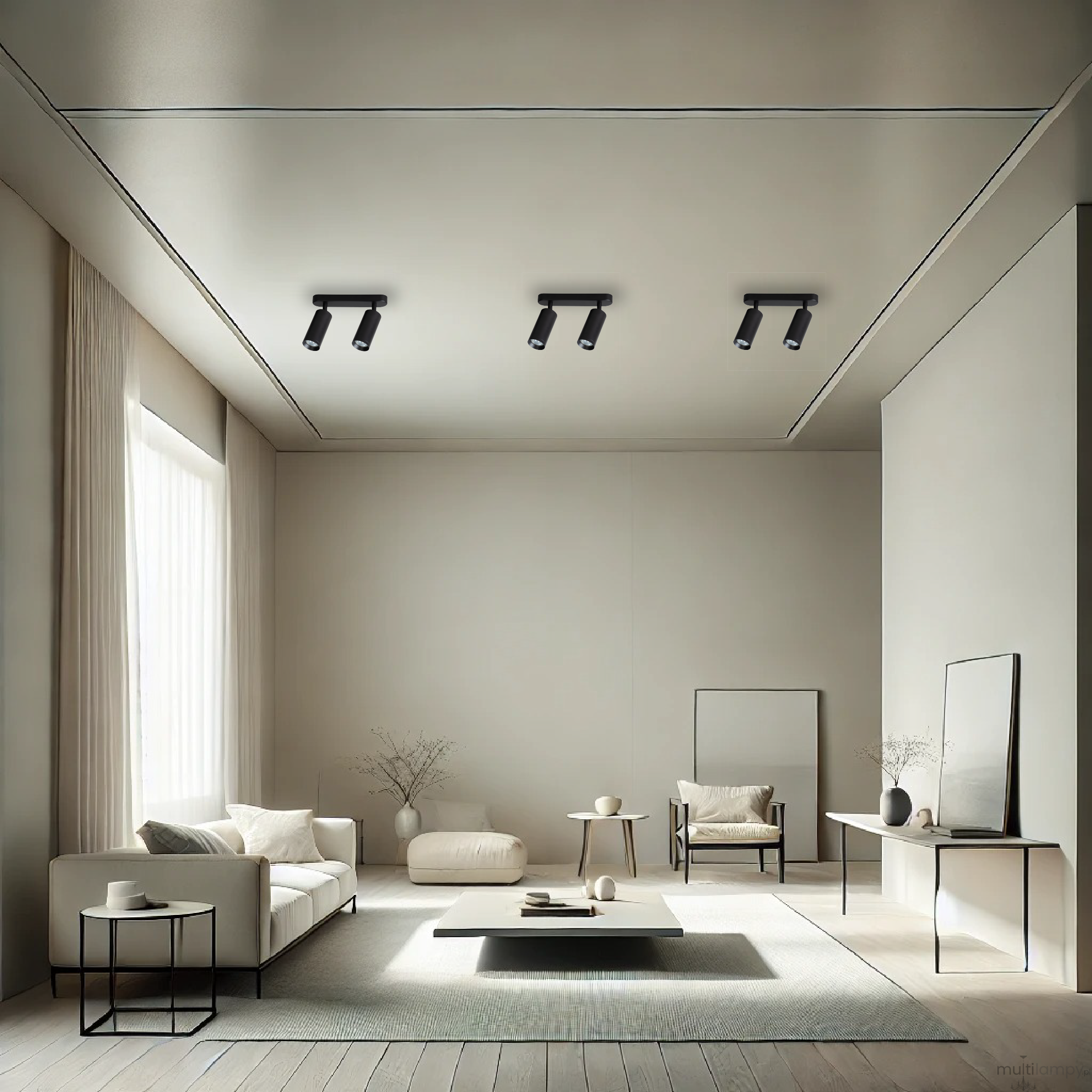 Czarna lampa sufitowa typu spot Mica z dwoma gniazdami GU10, zamontowana na suficie w nowoczesnym wnętrzu. W tle widoczny jasny salon z sofą, stolikiem kawowym i dużymi oknami.