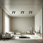 Czarna lampa sufitowa typu spot Mica z dwoma gniazdami GU10, zamontowana na suficie w nowoczesnym wnętrzu. W tle widoczny jasny salon z sofą, stolikiem kawowym i dużymi oknami.