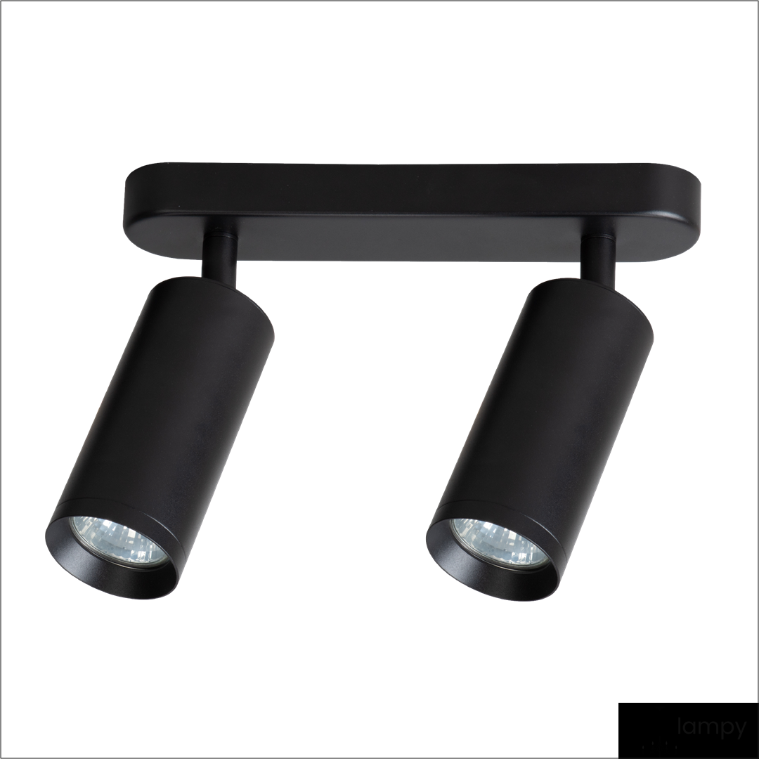 Czarna lampa sufitowa (spot) Mica z dwoma reflektorami GU10, umieszczona na prostokątnej podstawie. Reflektory mają cylindryczny kształt, skierowane w różne strony, co umożliwia regulację kierunku światła.