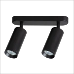 Czarna lampa sufitowa (spot) Mica z dwoma reflektorami GU10, umieszczona na prostokątnej podstawie. Reflektory mają cylindryczny kształt, skierowane w różne strony, co umożliwia regulację kierunku światła.