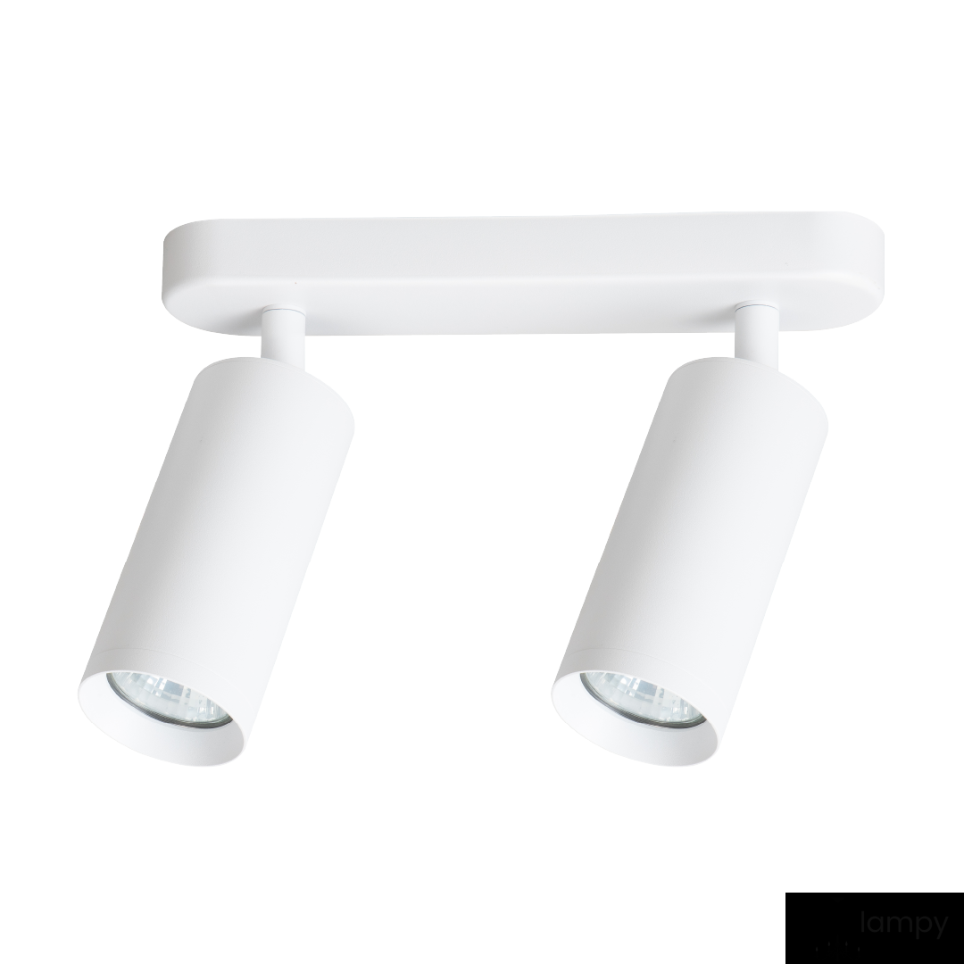 Biała lampa sufitowa Mica z dwoma reflektorami GU10. Cylindryczne lampy umieszczone na prostokątnej podstawie, zamontowane równolegle. Gładka powierzchnia, minimalistyczny design, idealna do nowoczesnych wnętrz.