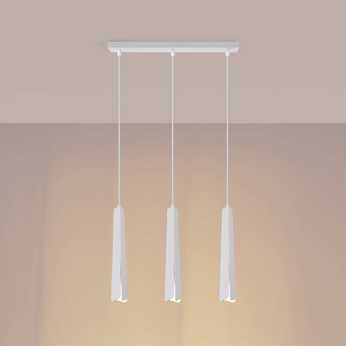 Lampa wisząca Prysm 3xG9 w kolorze białym, zawieszona na długich linkach, z trójkątnymi kloszami. Widok z góry, na jednolitym tle. Klosze mają gładką, matową powierzchnię, emitując ciepłe światło.