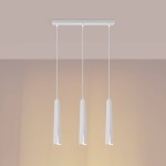Lampa wisząca Prysm 3xG9 w kolorze białym, zawieszona na długich linkach, z trójkątnymi kloszami. Widok z góry, na jednolitym tle. Klosze mają gładką, matową powierzchnię, emitując ciepłe światło.