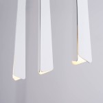 Lampa wisząca Prysm 3xG9 w kolorze białym, składająca się z trzech asymetrycznych, matowych kloszy o prostokątnym kształcie, zawieszonych pod kątem. Ciepłe światło wydobywa się z ich dolnych krawędzi, na szarym tle.