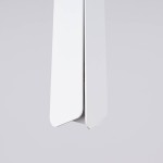 Biała lampa wisząca Prysm z miejscem na trzy żarówki G9, o nowoczesnym, minimalistycznym kształcie. Ujęcie z boku, ukazujące gładką, matową powierzchnię i zaokrąglone krawędzie. Tło jednolite, co podkreśla prostotę designu.