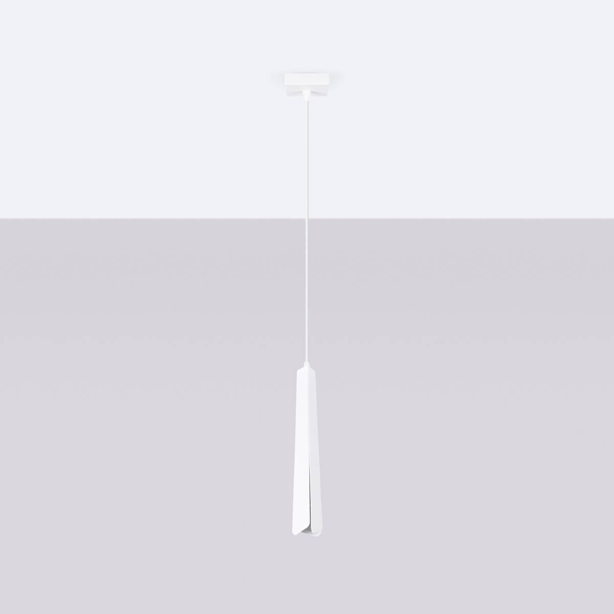 Lampa wisząca Prysm 1xG9 w kolorze białym, zawieszona na cienkim przewodzie. Ma prosty, smukły kształt z zaokrąglonym końcem. Umieszczona na jasnym tle, co podkreśla jej minimalistyczny design.