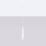 Lampa wisząca Prysm 1xG9 w kolorze białym, zawieszona na cienkim przewodzie. Ma prosty, smukły kształt z zaokrąglonym końcem. Umieszczona na jasnym tle, co podkreśla jej minimalistyczny design.