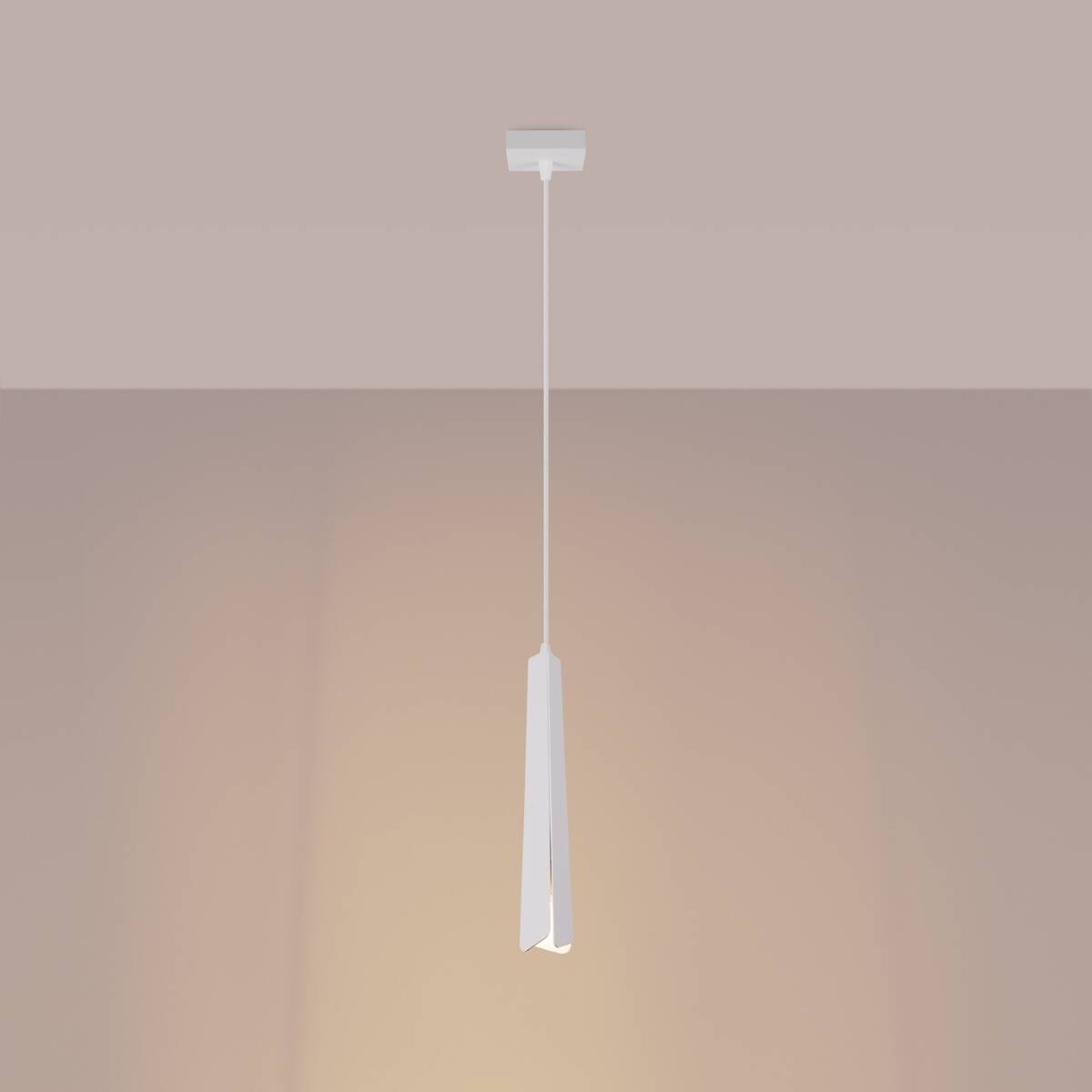 Lampa wisząca Prysm 1xG9 w kolorze białym, o smukłym, prostokątnym kształcie, zawieszona na cienkim przewodzie. Widoczna podstawa montażowa na suficie. Tło w odcieniach beżu, co podkreśla elegancki design lampy.