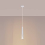 Lampa wisząca Prysm 1xG9 w kolorze białym, o smukłym, prostokątnym kształcie, zawieszona na cienkim przewodzie. Widoczna podstawa montażowa na suficie. Tło w odcieniach beżu, co podkreśla elegancki design lampy.