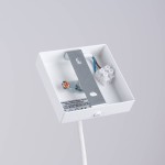 Biała lampa wisząca Prysm z mocowaniem, widok z góry. Na zdjęciu widać metalowy uchwyt, przewody oraz gniazdo na żarówkę G9. Tło jednolite, szare.