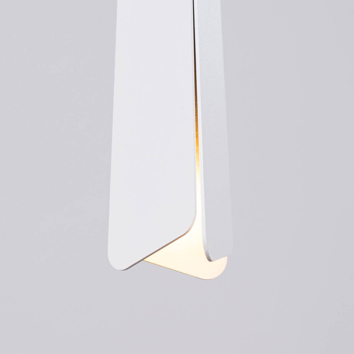Lampa wisząca Prysm w kolorze białym, z kloszem o minimalistycznym kształcie. Zbliżenie na górną część lampy, z widocznym źródłem światła G9. Gładka, matowa powierzchnia, elegancki design, idealna do nowoczesnych wnętrz.