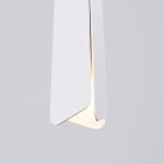 Lampa wisząca Prysm w kolorze białym, z kloszem o minimalistycznym kształcie. Zbliżenie na górną część lampy, z widocznym źródłem światła G9. Gładka, matowa powierzchnia, elegancki design, idealna do nowoczesnych wnętrz.
