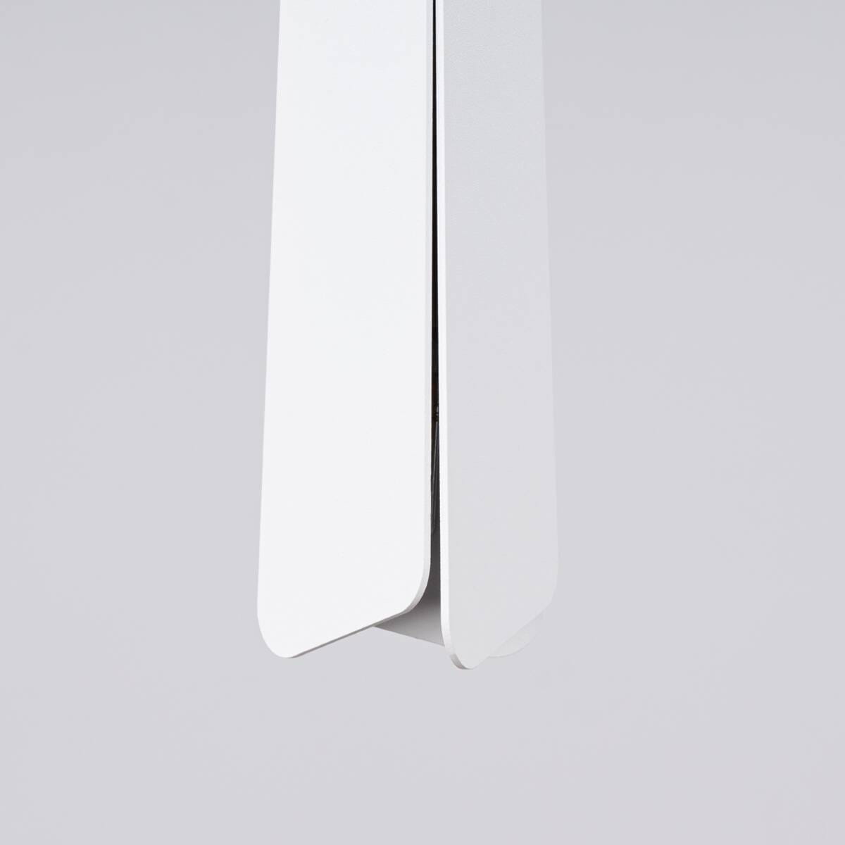 Lampa wisząca Prysm 1xG9 w kolorze białym, o minimalistycznym kształcie z lekko zaokrąglonymi krawędziami. Ujęcie z dołu, pokazujące detal konstrukcji. Tło jednolite, szare, co podkreśla prostą formę lampy.