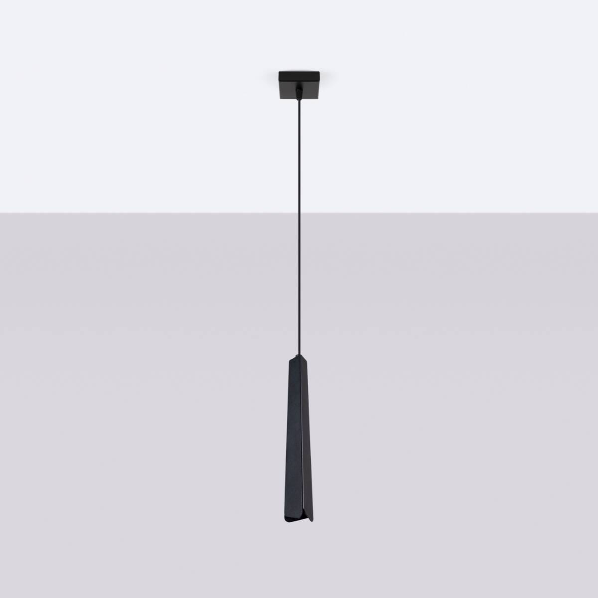 Lampa wisząca Prysm 1xG9 w kolorze czarnym, zawieszona na cienkim, czarnym kablu. Posiada smukły, geometryczny kształt i prostą, matową powierzchnię. Ujęcie frontalne, na jednolitym tle.