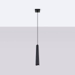 Lampa wisząca Prysm 1xG9 w kolorze czarnym, zawieszona na cienkim, czarnym kablu. Posiada smukły, geometryczny kształt i prostą, matową powierzchnię. Ujęcie frontalne, na jednolitym tle.