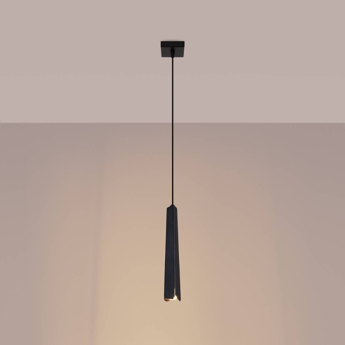 Lampa wisząca Prysm w kolorze czarnym, z pojedynczym źródłem światła G9. Posiada smukły, geometryczny kształt zawieszony na cienkim kablu, montowana do sufitu. Emituje ciepłe światło, idealna do nowoczesnych wnętrz.