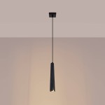 Lampa wisząca Prysm w kolorze czarnym, z pojedynczym źródłem światła G9. Posiada smukły, geometryczny kształt zawieszony na cienkim kablu, montowana do sufitu. Emituje ciepłe światło, idealna do nowoczesnych wnętrz.