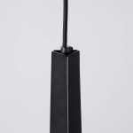 Czarna lampa wisząca Prysm z jednym gniazdem G9, o prostokątnym kształcie, wykonana z matowego materiału. Ujęcie z góry, ukazujące detal mocowania i przewodu. Tło jasne, minimalistyczne.