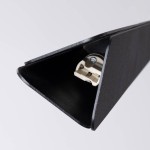 Czarna lampa wisząca Prysm z oprawą na jedną żarówkę G9. Ujęcie z boku pokazujące wnętrze klosza z widocznym gniazdem oraz metaliczną fakturą. Prosty, nowoczesny design.