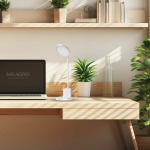 Lampa biurkowa Scuola w kolorze białym, z jednym źródłem LED o mocy 8W. Ustawiona na drewnianym biurku obok laptopa, z minimalistycznym designem, okrągłą głowicą i smukłym ramieniem. W tle rośliny w doniczkach oraz półki z książkami.