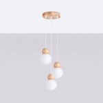 Lampa wisząca Pekka 3P z trzema kulistymi kloszami z białego szkła i naturalnymi drewnianymi elementami. Zawieszona na białych linkach, mocowana do okrągłej drewnianej podsufitki. Prosty, nowoczesny design, idealna do różnych wnętrz.