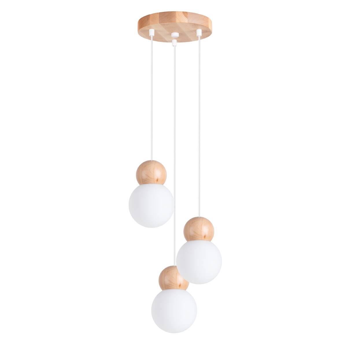 Lampa wisząca Pekka 3P z trzema kulistymi kloszami z białego szkła i drewnianymi elementami, zawieszona na białych linkach. Klosze mają różne wysokości, a całość montowana jest na okrągłej drewnianej podstawie.