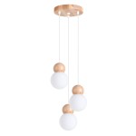 Lampa wisząca Pekka 3P z trzema kulistymi kloszami z białego szkła i drewnianymi elementami, zawieszona na białych linkach. Klosze mają różne wysokości, a całość montowana jest na okrągłej drewnianej podstawie.