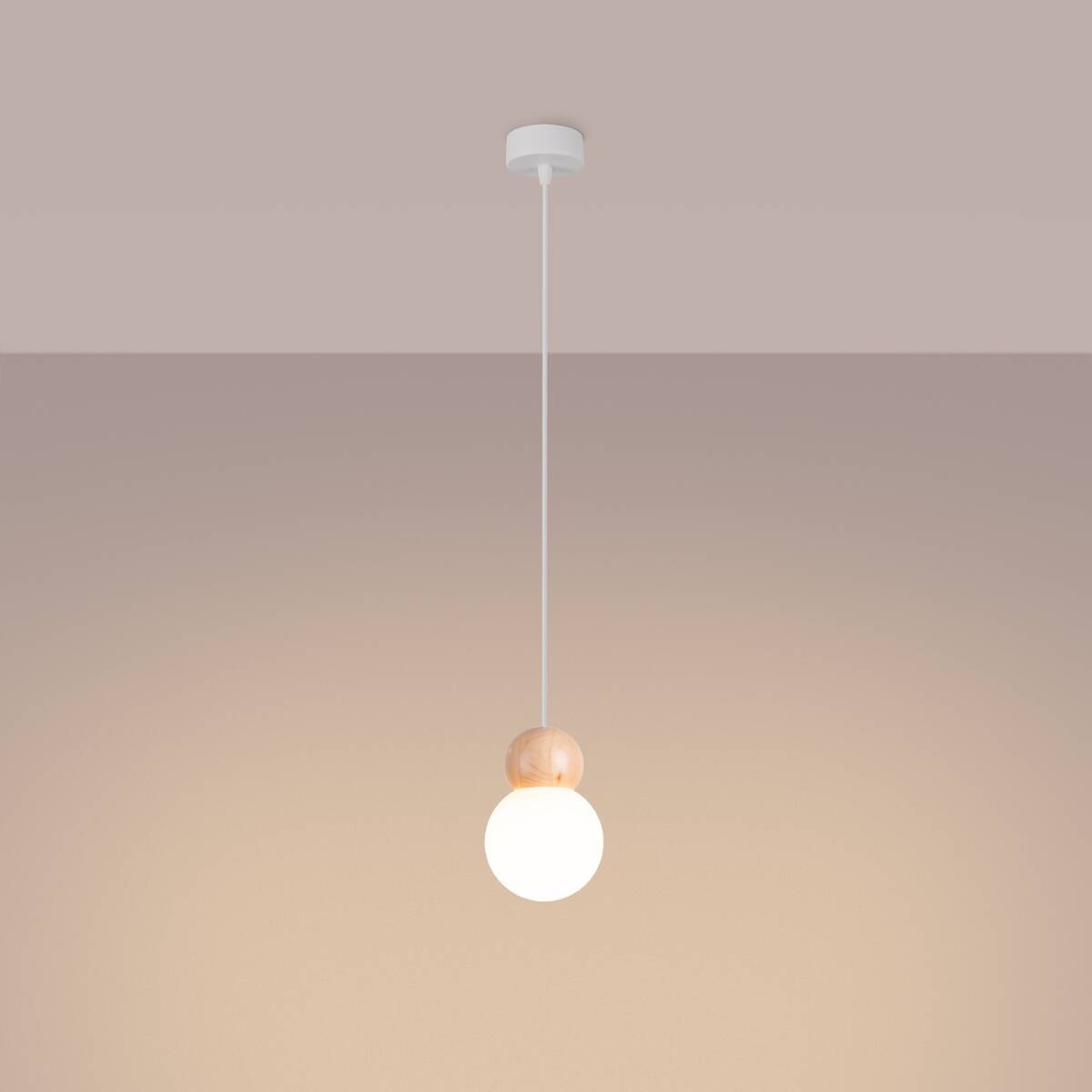 Lampa wisząca Pekka z jednym źródłem światła G9, zawieszona na białym przewodzie. Posiada drewniany detal w naturalnym kolorze oraz okrągłą, mleczną klosz z tworzywa. Prosty design, idealna do nowoczesnych wnętrz.