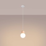 Lampa wisząca Pekka z jednym źródłem światła G9, zawieszona na białym przewodzie. Posiada drewniany detal w naturalnym kolorze oraz okrągłą, mleczną klosz z tworzywa. Prosty design, idealna do nowoczesnych wnętrz.